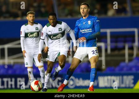 Jordon Garrick von Plymouth Argyle und Gary Gardner von Birmingham City während des dritten Spiels des Emirates FA Cup in St. Andrew's, Birmingham. Bilddatum: Samstag, 8. Januar 2022. Stockfoto