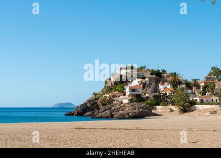 Ausbiss ins Mittelmeer bei Bolnuevo, in der Nähe von Puerto de Mazarron, Region Murcia, Spanien. Punta Cueva de Lobos, am Strand Playa de Bolnuevo Stockfoto