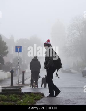 Brighton UK 11th January 2022 - Wanderer im Nebel um den Queens Park Brighton heute früh morgens, da feuchtes warmes Wetter und Nebel für einige Teile des Südostens prognostiziert werden : Credit Simon Dack / Alamy Live News Stockfoto