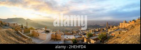 Panorama der Altstadt von Mardin, Türkei bei Sonnenaufgang. Blick auf das Minarett der Großen Moschee und Zinciriye Madrasah Stockfoto