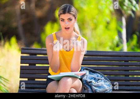 Teenager Student Mädchen im Freien mit Überraschung Gesichtsausdruck Stockfoto