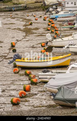 Boote auf der Afon Seiont in Caernarfon bei Ebbe. Stockfoto