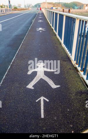 Schild mit Hinweis auf eine Fußgängerstraße auf einer Brücke Stockfoto
