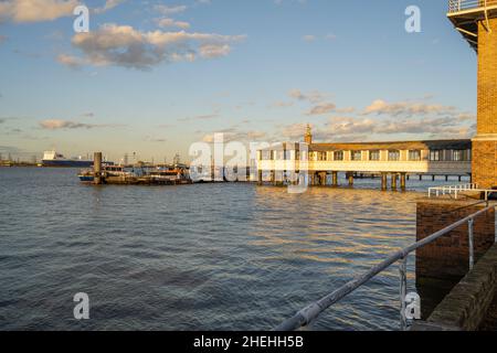 Der PLA Pier an der themse bei Sonnenuntergang, Gravesend Kent Stockfoto