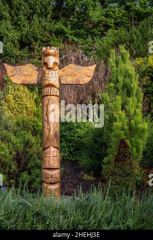 Totempfahl aus Holz, geschnitzt mit Tierfiguren, Seattle, Washington, USA Stockfoto