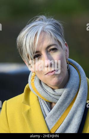 Daisy Cooper MP (LibDem: St Albans), stellvertretende Vorsitzende der Lib dem, in Westminster, begrüßt die neu gewählte Abgeordnete Helen Morgan im Unterhaus, 5th. Januar 202 Stockfoto