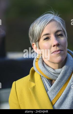 Daisy Cooper MP (LibDem: St Albans), stellvertretende Vorsitzende der Lib dem, in Westminster, begrüßt die neu gewählte Abgeordnete Helen Morgan im Unterhaus, 5th. Januar 202 Stockfoto