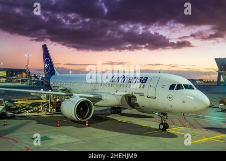 Airbus A320 NEO von Lufthansa, Internationaler Flughafen Frankfurt, Deutschland Stockfoto