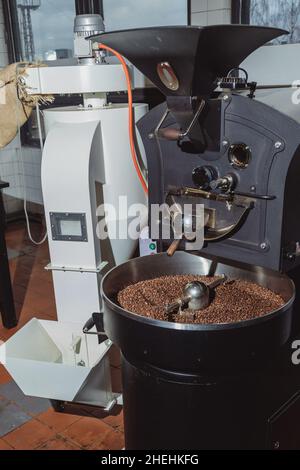 Industrielles Gerät für Kaffeebohnenröster. Beim Rösten von Kaffee werden grüne Kaffeebohnen zu gerösteten Kaffeeprodukten. Stockfoto