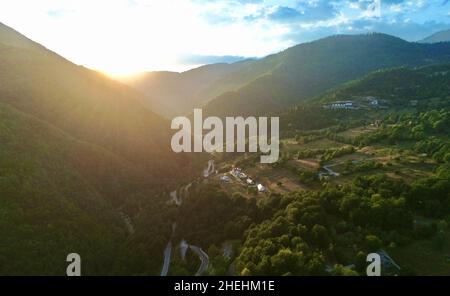 Luftaufnahme des Rugova-Tals und der Berge und des Prokletije-Nationalparks im nördlichen Kosovo entlang der Grenze zu Montenegro Stockfoto