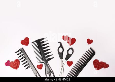 Valentinstag weißen Hintergrund mit Friseur-Tools und roten Herzen. Salon-Accessoires Stockfoto