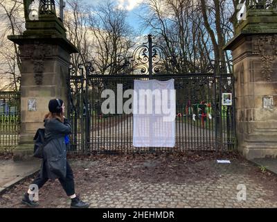 Glasgow, Großbritannien, 11. Januar 2022. Eine handgeschriebene Notiz auf einem Bettlaken, die sich als Einladung zu einer langen Liste von Personen ausgibt und von Premierminister Boris Johnson geschrieben wurde und auf der die 10. Adresse steht, hängt am 11th. Januar 2022 an den Toren von Queen’s Park im Süden von Glasgow, Schottland. Foto: Jeremy Sutton-Hibbert/Alamy Live News. Stockfoto