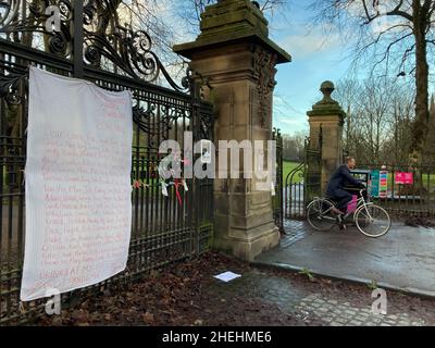 Glasgow, Großbritannien, 11. Januar 2022. Eine handgeschriebene Notiz auf einem Bettlaken, die sich als Einladung zu einer langen Liste von Personen ausgibt und von Premierminister Boris Johnson geschrieben wurde und auf der die 10. Adresse steht, hängt am 11th. Januar 2022 an den Toren von Queen’s Park im Süden von Glasgow, Schottland. Foto: Jeremy Sutton-Hibbert/Alamy Live News. Stockfoto