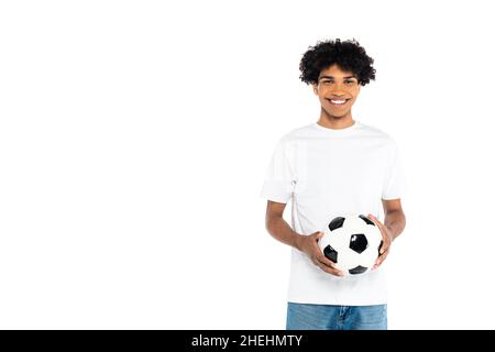 Zufrieden african american Mann hält Fußball, während Blick auf Kamera isoliert auf weiß Stockfoto