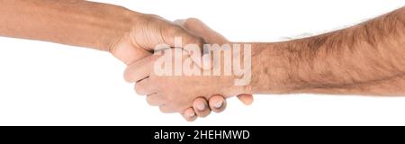 Teilansicht von interrassischen Männern, die sich die Hände schütteln, isoliert auf weißem Banner Stockfoto