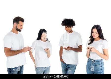 Positive interracial Freunde in T-Shirts Messaging auf Handys isoliert auf weiß Stockfoto