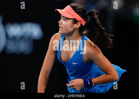 Sydney, Australien. 11th Januar 2022. Emma Raducanu aus Großbritannien steht am 11. Januar 2022 im Sydney Olympic Park Tennis Center, Sydney, Australien, in der ersten Runde gegen Elena Rybakina aus Kasachstan im Rahmen des Sydney Tennis Classic 2022. Foto von Peter Dovgan. Nur zur redaktionellen Verwendung, Lizenz für kommerzielle Nutzung erforderlich. Keine Verwendung bei Wetten, Spielen oder Veröffentlichungen einzelner Clubs/Vereine/Spieler. Kredit: UK Sports Pics Ltd/Alamy Live Nachrichten Stockfoto