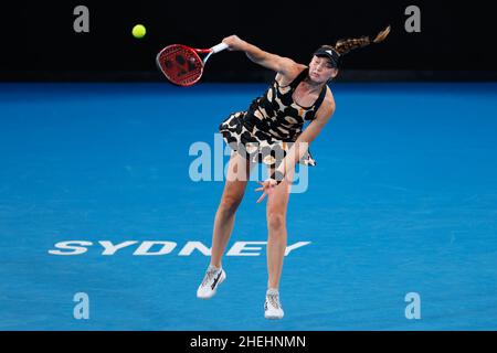 Sydney, Australien. 11th Januar 2022. Elena Rybakina aus Kasachstan steht Emma Raducanu aus Großbritannien während des Sydney Tennis Classic 2022 am 11. Januar 2022 im Sydney Olympic Park Tennis Center, Sydney, Australien, zur Verfügung. Foto von Peter Dovgan. Nur zur redaktionellen Verwendung, Lizenz für kommerzielle Nutzung erforderlich. Keine Verwendung bei Wetten, Spielen oder Veröffentlichungen einzelner Clubs/Vereine/Spieler. Kredit: UK Sports Pics Ltd/Alamy Live Nachrichten Stockfoto