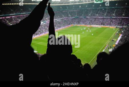 das stadion jubelt die Menschen an Stockfoto