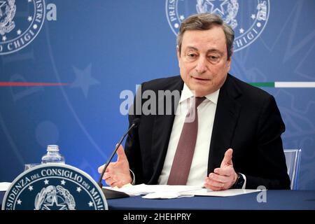 Italien, Rom, 10. Januar 2022: Pressekonferenz der Regierung im Palazzo Chigi über die neuen Bestimmungen zur Bekämpfung der Pandemie von Covid. Auf dem Bild der italienische Premierminister Mario Draghi Foto © Fabio Cimaglia/Sintesi/Alamy Live News Stockfoto