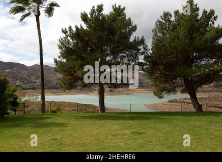 Blick vom Hotel La Viñuela, Axarquía, Andalusien, Spanien, auf den Stausee des Vinuela-Sees bei niedrigem Wasserstand Stockfoto