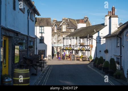 Das Queens Head Pub im Dorf Hawkshead im Lake District, Cumbria, Großbritannien Stockfoto