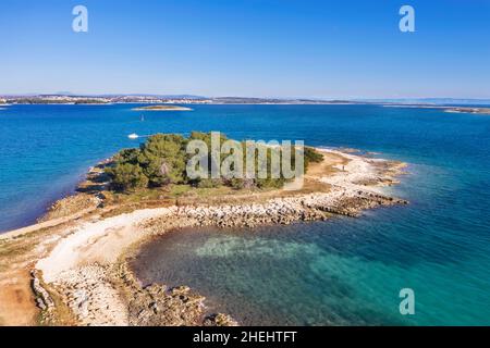 Eine Luftaufnahme mit wunderschönen Farben der Halbinsel Skoljic am Kap Kamenjak, Premantura, Istrien, Kroatien Stockfoto