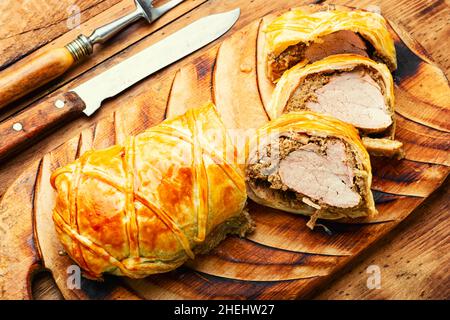 Englisches Gericht aus Rinderfilet in Blätterteig, gefüllt mit Pilzen. Wellington Meat Stockfoto