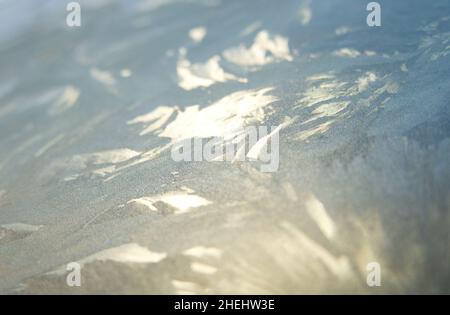 Eismuster an einem kalten Wintermorgen auf einer Autoscheibe Stockfoto