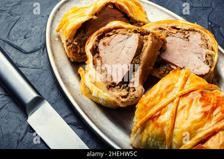 Englisches Gericht aus Rinderfilet in Blätterteig, gefüllt mit Pilzen. Wellington Meat Stockfoto