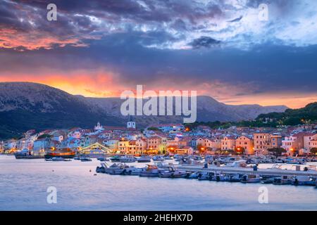 Baska, Insel Krk, Kroatien. Stadtbild von Baska, Kroatien das Hotel liegt auf der Insel Krk bei Sonnenuntergang im Sommer. Stockfoto