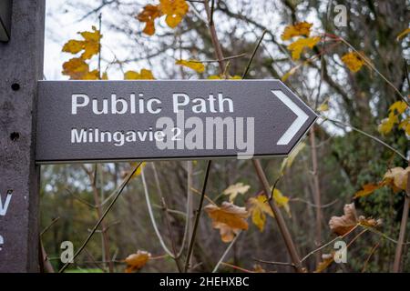 Public Path-Schild nach Milngavie auf dem West Highland Way, Finger-Post-Wegweiser nach Schottland UK. Stockfoto