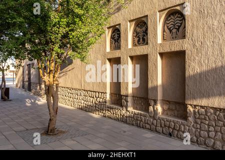 Al Fahidi Historical District Gasse in Old Dubai mit arabischen Fensterportalen mit Ornamenten, traditioneller arabischer Architektur. Stockfoto