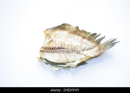 Frittierte Schlangenhaut-Gourami halb auf weißem Hintergrund Stockfoto