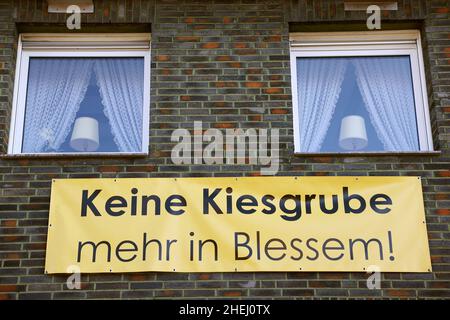 Erftstadt, Deutschland. 11th Januar 2022. Ein Plakat mit der Aufschrift „Keine Kiesgrube mehr in Blessem!“ Hängt an einem Haus in der Nähe der Kiesgrube im Stadtteil Blessem. Wegen des schweren Erdrutsches in Erftstadt während der Hochwasserkatastrophe im Sommer 2021 haben Ermittler mit Durchsuchungen gegen mehrere Verdächtige gehandelt. Mehr als 140 Polizisten durchsuchten mehr als 20 Büro- und Wohnanschriften. (An dpa: 'Hochwassererdrutsch in Erftstadt: Durchsuchungen beim Tagebaubetreiber') Quelle: Oliver Berg/dpa/Alamy Live News Stockfoto