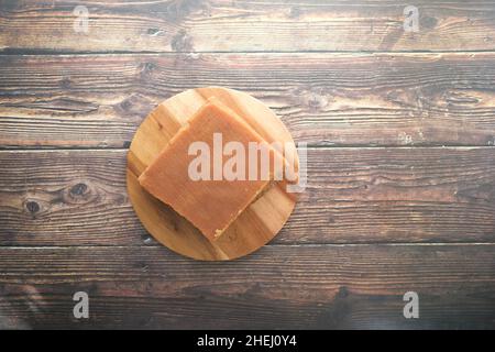 Gezackter traditioneller Rohrzucker-Würfel auf dem Tisch Stockfoto
