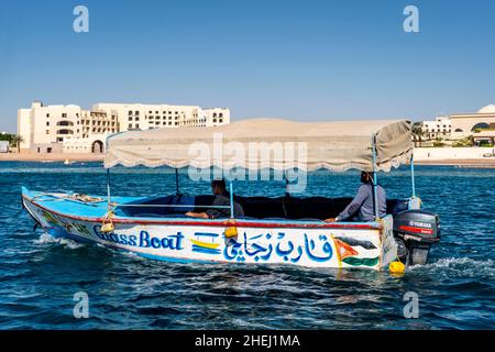 Ein Glasbodenboot auf dem Roten Meer, Aqaba, gouvernorate Aqaba, Jordanien. Stockfoto