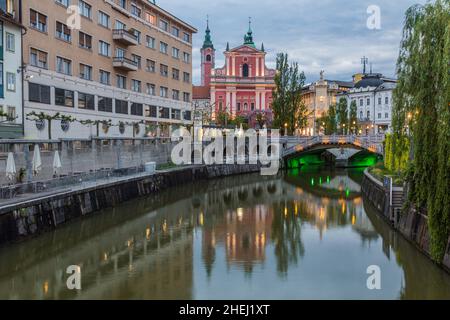 Fluss Ljubljanica und Franziskanerkirche der Verkündigung in Ljubljana, Slowenien Stockfoto