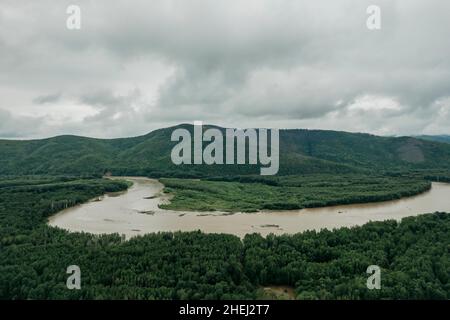 Eine schöne Landschaft im Rahmen von einer Drohne. Wälder und Bergfluss. Stockfoto