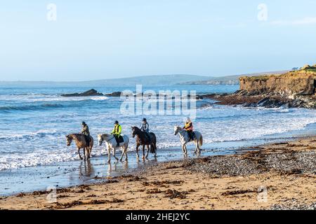 Garrettstown, West Cork, Irland. 11th Januar 2022. An einem warmen und sonnigen Wintertag nutzten diese Damen die Gelegenheit, in Garrettstown ihre Pferde zu hacken. Der Rest des Tages wird sonnig mit Höhen von 6-10 Grad. Quelle: AG News/Alamy Live News Stockfoto