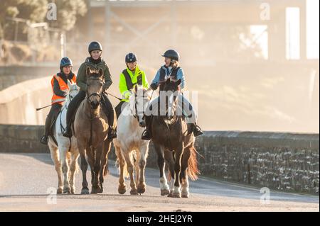 Garrettstown, West Cork, Irland. 11th Januar 2022. An einem warmen und sonnigen Wintertag nutzten diese Damen die Gelegenheit, in Garrettstown ihre Pferde zu hacken. Der Rest des Tages wird sonnig mit Höhen von 6-10 Grad. Quelle: AG News/Alamy Live News Stockfoto