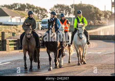 Garrettstown, West Cork, Irland. 11th Januar 2022. An einem warmen und sonnigen Wintertag nutzten diese Damen die Gelegenheit, in Garrettstown ihre Pferde zu hacken. Der Rest des Tages wird sonnig mit Höhen von 6-10 Grad. Quelle: AG News/Alamy Live News Stockfoto