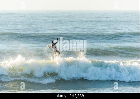 Garrettstown, West Cork, Irland. 11th Januar 2022. An einem warmen und sonnigen Wintertag nutzten einige Surfer die großen Wellen vor Garrettstown Beach. Der Rest des Tages wird sonnig mit Höhen von 6-10 Grad. Quelle: AG News/Alamy Live News Stockfoto