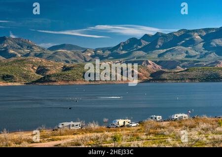 Camper am Bermuda Flat Recreation Site, Theodore Roosevelt Lake, Sierra Ancha in der Ferne, Blick vom State Highway 188, in der Nähe von Roosevelt, Arizona, USA Stockfoto