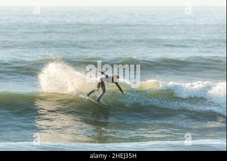 Garrettstown, West Cork, Irland. 11th Januar 2022. An einem warmen und sonnigen Wintertag nutzten einige Surfer die großen Wellen vor Garrettstown Beach. Der Rest des Tages wird sonnig mit Höhen von 6-10 Grad. Quelle: AG News/Alamy Live News Stockfoto