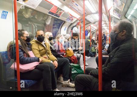 London, Großbritannien, 9. Januar 2022: Die meisten, aber nicht alle Menschen in der Londoner U-Bahn tragen Gesichtsmasken. Obwohl es obligatorisch ist, eine Maske zu tragen, es sei denn, es gibt Bedenken, dass die Berichte von Parteien an der Downing Street während der Sperrung die aktuellen Versuche untergraben werden, die Geschwindigkeit zu verringern, mit der sich die omicron-Variante im Land ausbreitet. Anna Watson/Alamy Live News Stockfoto