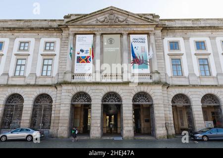 Porto, Portugal - 23. Oktober 2020: Fassade der Universität von Porto und Straßenatmosphäre an einem Herbsttag Stockfoto