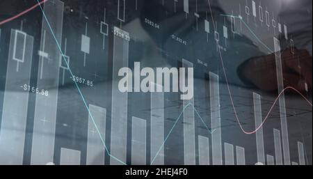 Bild der Verarbeitung von Finanzdaten über Geschäftsmann Stockfoto