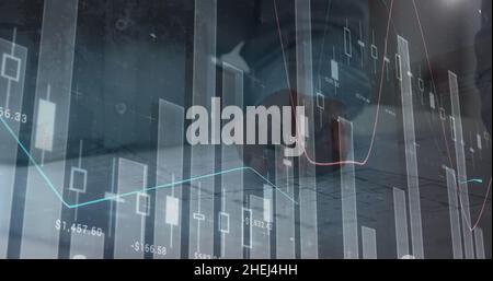 Bild der Verarbeitung von Finanzdaten über Geschäftsmann Stockfoto