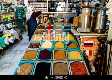 Eine Einheimische, die Gewürze im Souk, Aqaba, im Gouvernement Aqaba, Jordanien kauft. Stockfoto